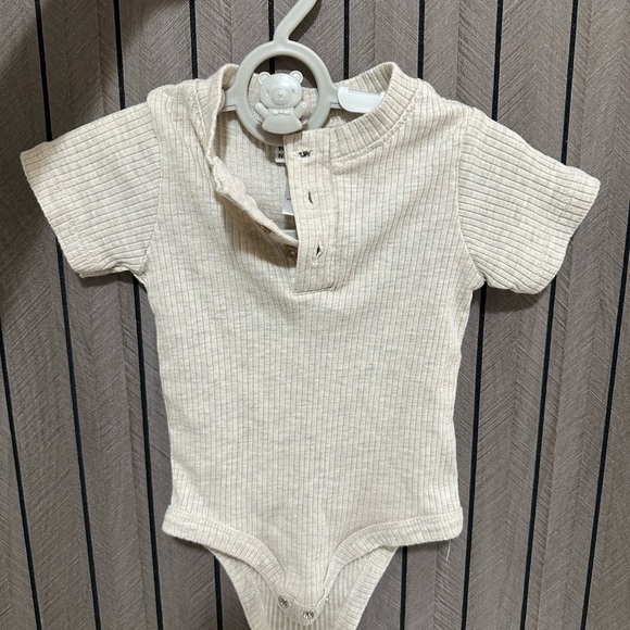 Nicole Miller NY Set of Three Baby Bodysuits in Neutral Tones - Picture 4 of 4